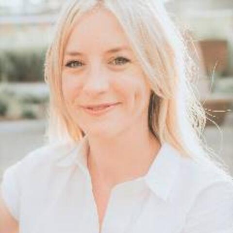 Dr. Michelle Arnold Headshot